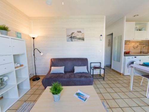 un salon avec un canapé et une table dans l'établissement Holiday Home Bolleau by Interhome, à Royan