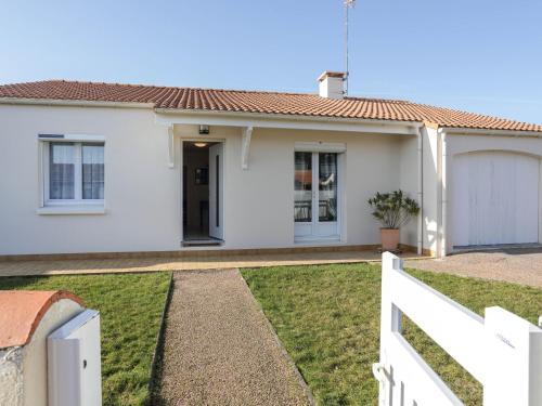 une maison blanche avec une clôture blanche dans l'établissement Holiday Home Les Pêcheries by Interhome, à Pornic