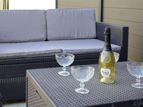 - une bouteille de champagne sur une table avec des verres à vin dans l'établissement Holiday Home Les Pêcheries by Interhome, à Pornic