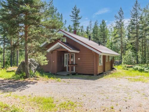 una cabaña en el bosque con una entrada de grava en Holiday Home Paju 7 by Interhome, en Isnäs