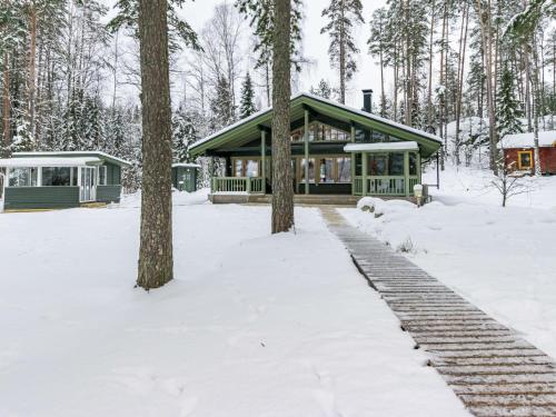 una casa en el bosque en la nieve en Holiday Home Purjeranta by Interhome, en Koirakivi