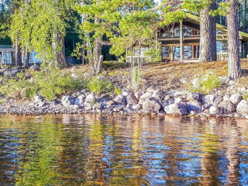 una casa en la orilla de un cuerpo de agua en Holiday Home Purjeranta by Interhome, en Koirakivi