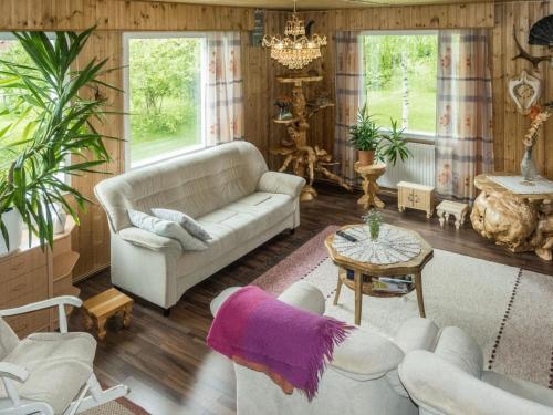 een woonkamer met een bank en een tafel bij Holiday Home Käpylä by Interhome 