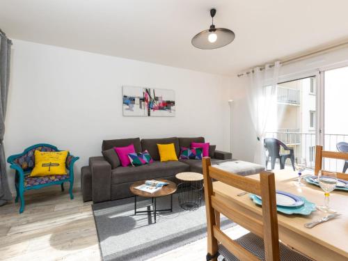 un salon avec un canapé et une table dans l'établissement Apartment Le chant des mouettes by Interhome, à Saint-Malo