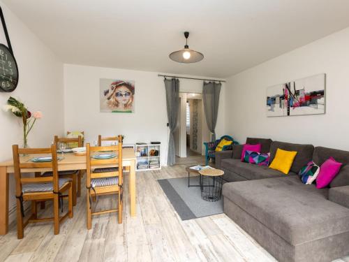 un salon avec un canapé et une table dans l'établissement Apartment Le chant des mouettes by Interhome, à Saint-Malo