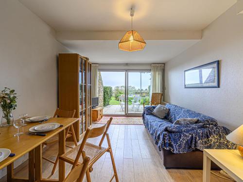 un salon avec un canapé et une table dans l'établissement Apartment Les Terrasses de la Plage by Interhome, à Carnac