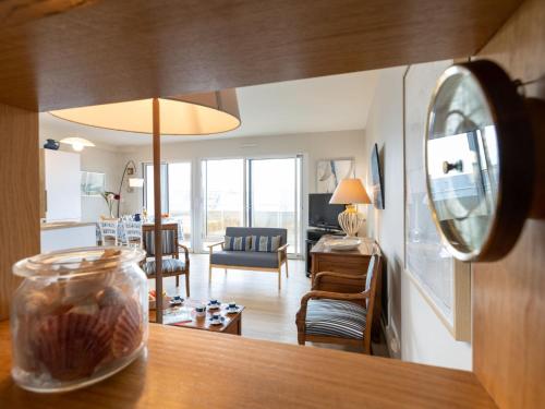 - un salon avec vue sur le salon dans l'établissement Apartment Bas-Sablons by Interhome, à Saint-Malo