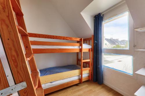 Pokój z 2 łóżkami piętrowymi i oknem w obiekcie Evasion et detente a Saint-Gildas-de-Rhuys w mieście Saint-Gildas-de-Rhuys