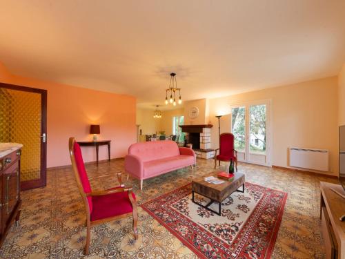 - un salon avec un canapé et des chaises roses dans l'établissement Holiday Home Parc de la Résidence by Interhome, aux Mathes