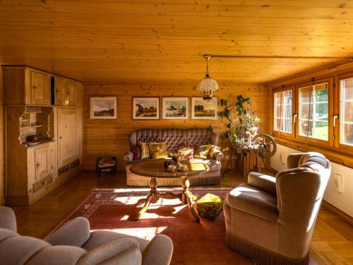 - un salon avec un canapé et une table dans l'établissement Holiday Home Laderen 7 by Interhome, à Oberegg