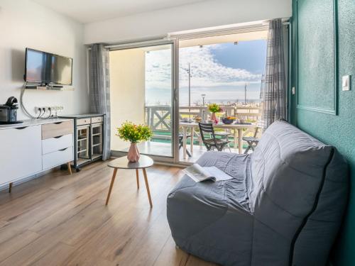 un salon avec un canapé et une table dans l'établissement Apartment Mon oxygène by Interhome, à Mimizan