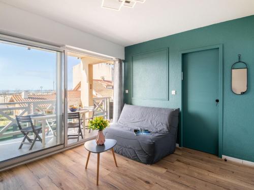 d'un salon avec un canapé et un balcon. dans l'établissement Apartment Mon oxygène by Interhome, à Mimizan