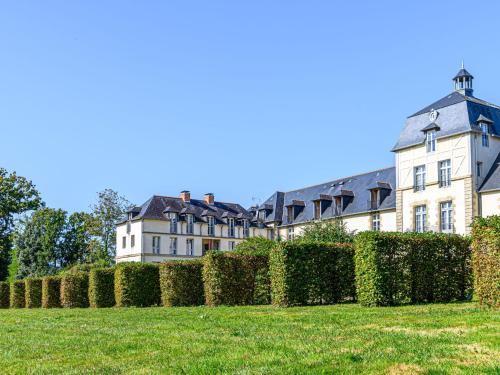 um grande edifício com uma sebe à sua frente em Apartment Le Château de Kergonano-21 by Interhome em Baden