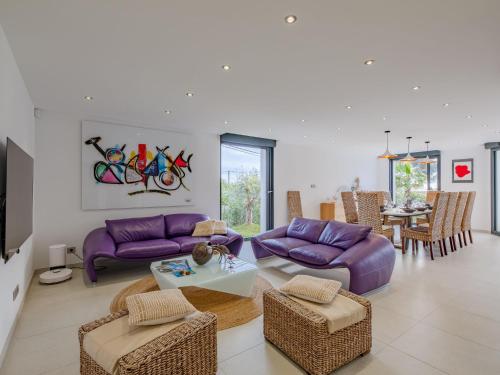 un salon avec des canapés violets et une table dans l'établissement Villa Les Girelles by Interhome, aux Issambres