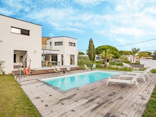 une villa avec piscine et une maison dans l'établissement Villa Les Girelles by Interhome, aux Issambres