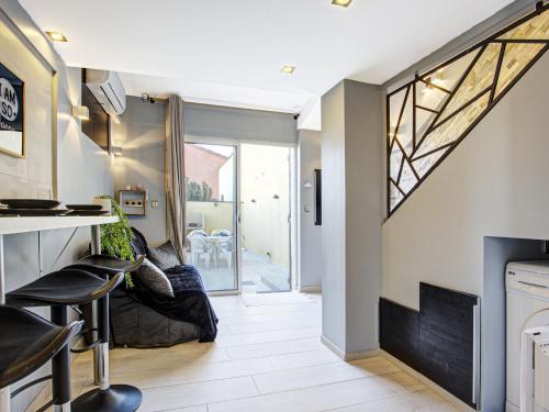 un salon avec un bar et des tabourets dans l'établissement Holiday Home Les Coraux-13 by Interhome, à Canet