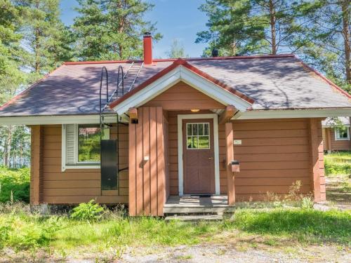 una pequeña casa marrón con puerta en Holiday Home Karpalo 3 by Interhome en Isnäs