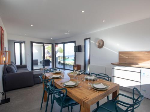 - une salle à manger et un salon avec une table et des chaises en bois dans l'établissement Villa Villa L'Effet Mer by Interhome, à Hyères