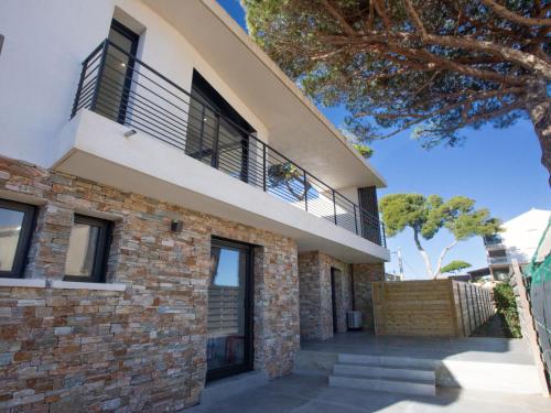 Cette maison en briques dispose d'un balcon. dans l'établissement Villa Villa L'Effet Mer by Interhome, à Hyères