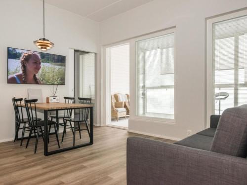 una sala de estar con una mesa y un sofá en Holiday Home Dagmarin kulma by Interhome, en Ylivieska
