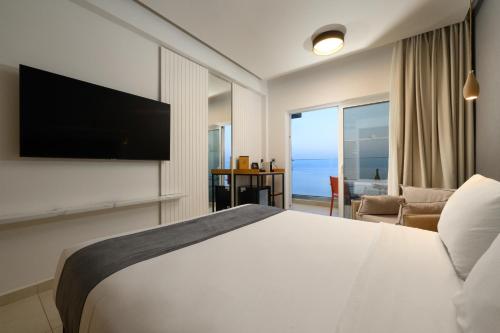 Ray Hotel Corfuにあるテレビまたはエンターテインメントセンター