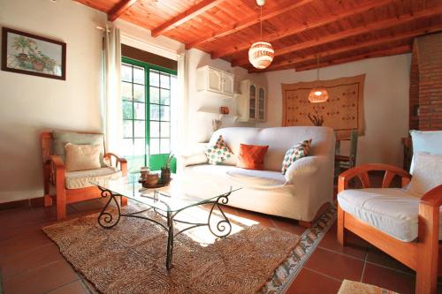 een woonkamer met een bank en een tafel bij El Balcón de Linares by SIERRA VIVA in Linares de la Sierra