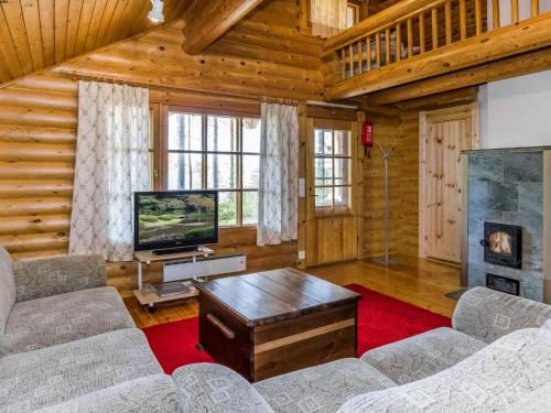 salon z telewizorem i kanapą w obiekcie Holiday Home Iso mökki by Interhome w mieście Haapalahti