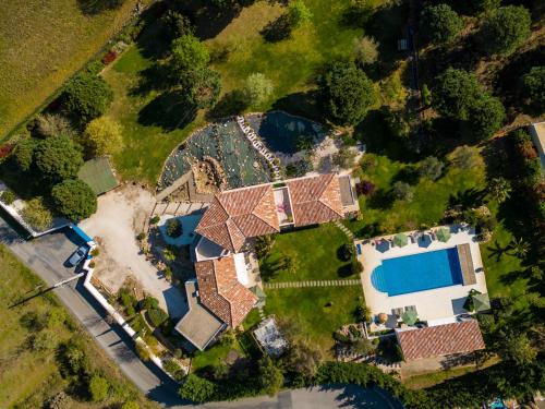 ソレードにあるLa villa du parcのプール付きの家の頭上の景色