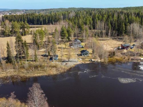 z góry widok na dom i jezioro w obiekcie Holiday Home Ketunkolo by Interhome w mieście Tampere