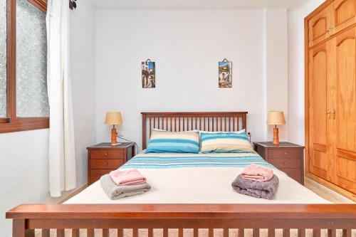 夫里希利亞納的住宿－Casa Clare Frigiliana，一间卧室配有一张带2个床头柜的大床