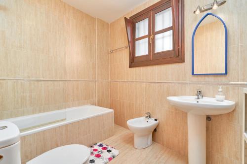 y baño con lavabo, aseo y bañera. en Casa Clare Frigiliana, en Frigiliana