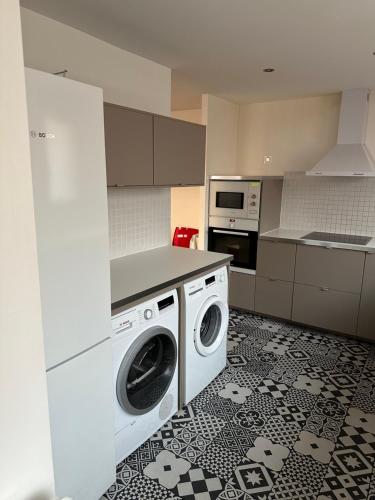 Il comprend une cuisine équipée d'un lave-linge et d'un sèche-linge. dans l'établissement Maison de ville 100m2 Style loft 7 lits, à Bagnolet
