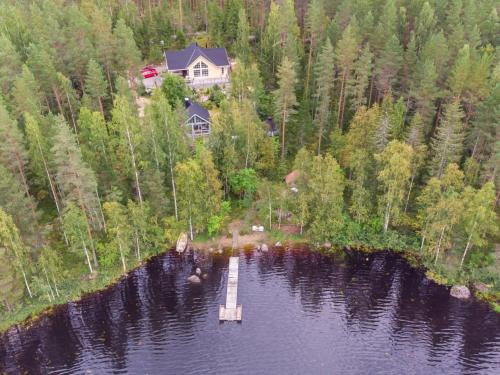 una vista aérea de una casa en un lago en Holiday Home Kivilahti by Interhome, en Jämsä