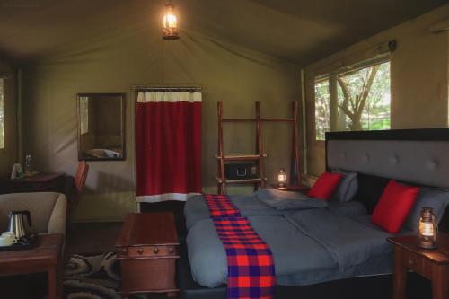 Una cama o camas en una habitación de Drunken Elephant Mara