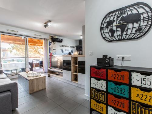 - un salon avec un canapé et une cage pour oiseaux sur le mur dans l'établissement Apartment Clair de Dune-3 by Interhome, à Capbreton