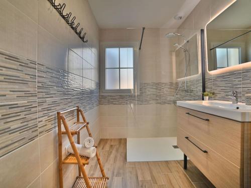 une salle de bain avec douche et lavabo dans l'établissement Holiday Home L'Antioche by Interhome, au Château-dʼOléron