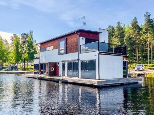 ein Haus auf einem Steg auf einem Wasserkörper in der Unterkunft Holiday Home Villa rauha by Interhome in Imatra