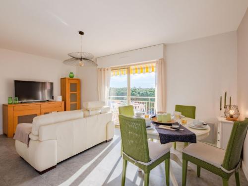 un salon avec un canapé blanc, une table et des chaises dans l'établissement Apartment Le Riviera by Interhome, à Sainte-Maxime