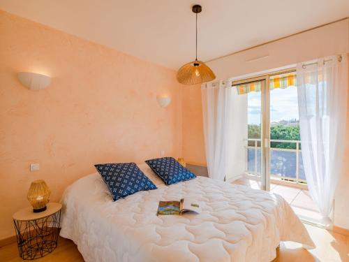 une chambre avec un lit et une grande fenêtre dans l'établissement Apartment Le Riviera by Interhome, à Sainte-Maxime