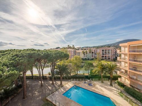Cet appartement dispose d'une piscine et de palmiers. dans l'établissement Apartment Le Riviera by Interhome, à Sainte-Maxime