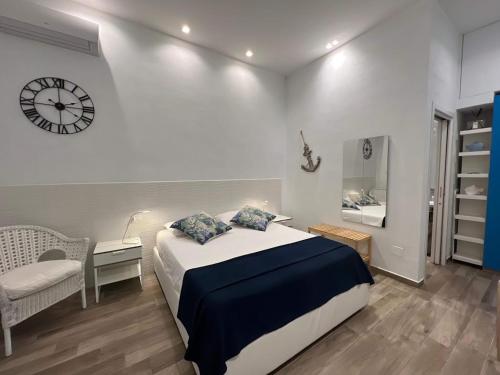 マルゲリータ・ディ・サヴォイアにあるCanzone del soleのベッドルーム1室(ベッド1台、壁掛け時計付)