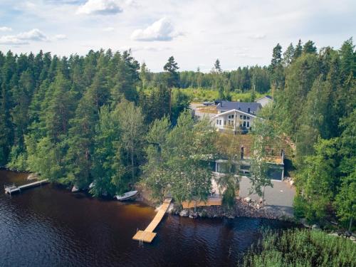 una vista aérea de una casa en medio de un río en Holiday Home Vapunkärki by Interhome en Orivesi