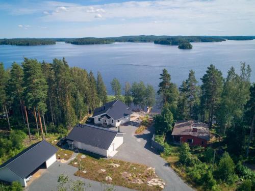 una vista aérea de una casa a orillas de un lago en Holiday Home Vapunkärki by Interhome en Orivesi