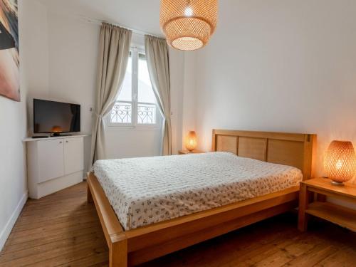 une chambre avec un lit, une télévision et une fenêtre dans l'établissement Apartment Marbella by Interhome, à Deauville
