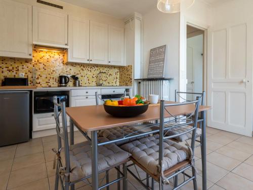 une cuisine avec une table avec un bol de fruits dessus dans l'établissement Apartment Marbella by Interhome, à Deauville