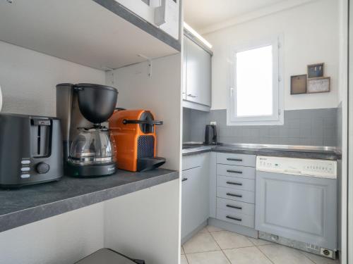 une cuisine avec un appareil orange sur un comptoir dans l'établissement Apartment Les Calanques d'Azur by Interhome, à Saint-Aygulf