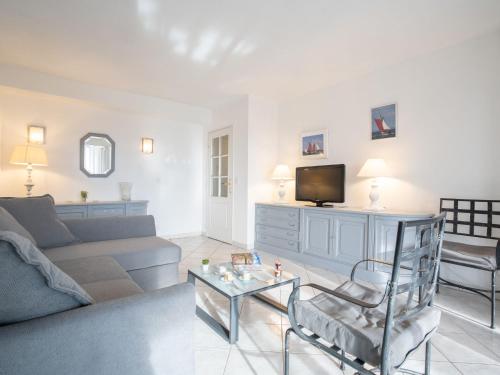 Televisyen dan/atau pusat hiburan di Apartment Les Calanques d'Azur by Interhome