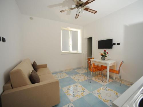- un salon avec un canapé et une table dans l'établissement Apartment Mimì by Interhome, à Vietri
