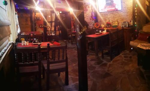 アンタルヤにあるDemeter Rose Stonehouse Pansionのテーブルと椅子が備わるレストラン
