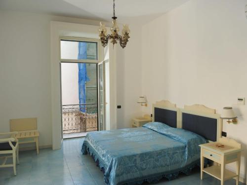 ein Schlafzimmer mit einem Bett und einem großen Fenster in der Unterkunft Apartment Olimpia by Interhome in Vietri